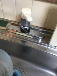 施工前 出すと顔めがけて出る水栓 施工前 出すと顔めがけて出る水栓
